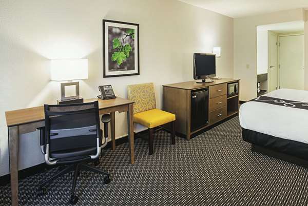  - La Quinta Inn & Suites Rancho Cordova - US 50, Exit 18