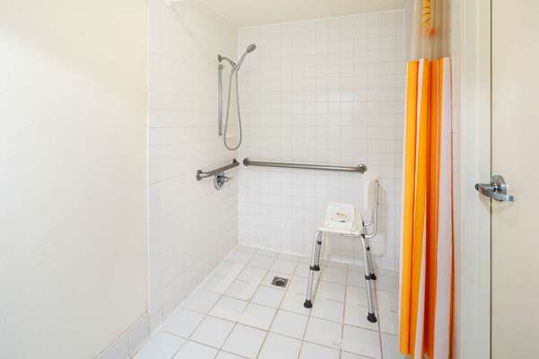  - La Quinta Inn & Suites Thousand Oaks - US 101, Exit 46