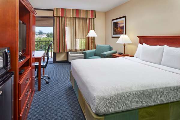  - La Quinta Inn & Suites Thousand Oaks - US 101, Exit 46