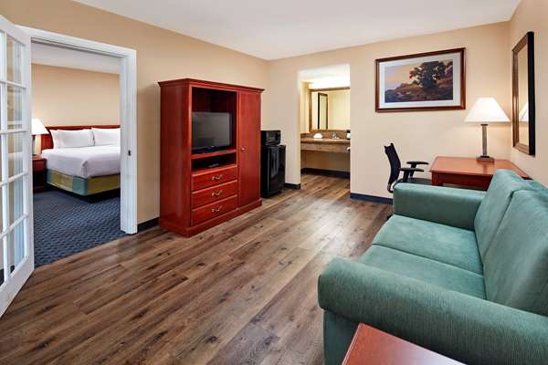  - La Quinta Inn & Suites Thousand Oaks - US 101, Exit 46