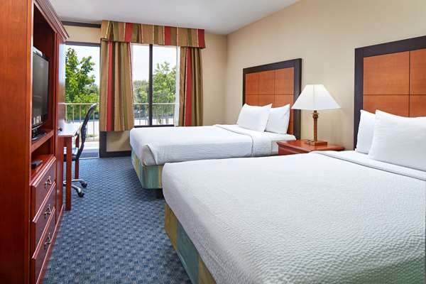  - La Quinta Inn & Suites Thousand Oaks - US 101, Exit 46