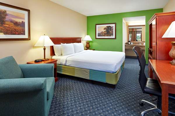  - La Quinta Inn & Suites Thousand Oaks - US 101, Exit 46