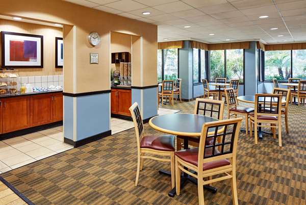  - La Quinta Inn & Suites Thousand Oaks - US 101, Exit 46