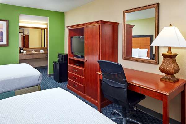  - La Quinta Inn & Suites Thousand Oaks - US 101, Exit 46