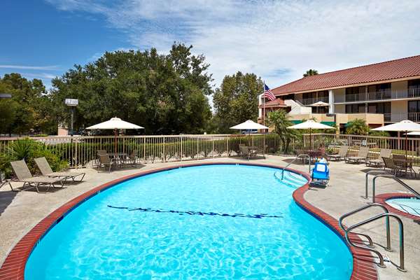 Pool - La Quinta Inn & Suites Thousand Oaks - US 101, Exit 46