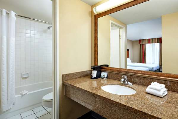  - La Quinta Inn & Suites Thousand Oaks - US 101, Exit 46