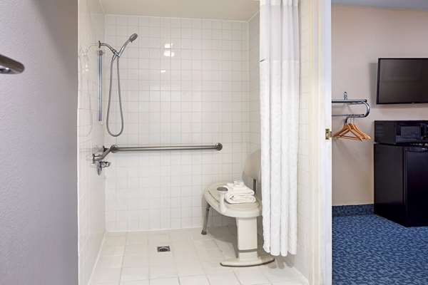 - La Quinta Inn & Suites Thousand Oaks - US 101, Exit 46