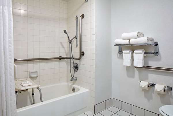  - La Quinta Inn & Suites Thousand Oaks - US 101, Exit 46