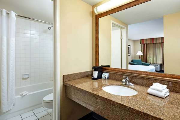  - La Quinta Inn & Suites Thousand Oaks - US 101, Exit 46