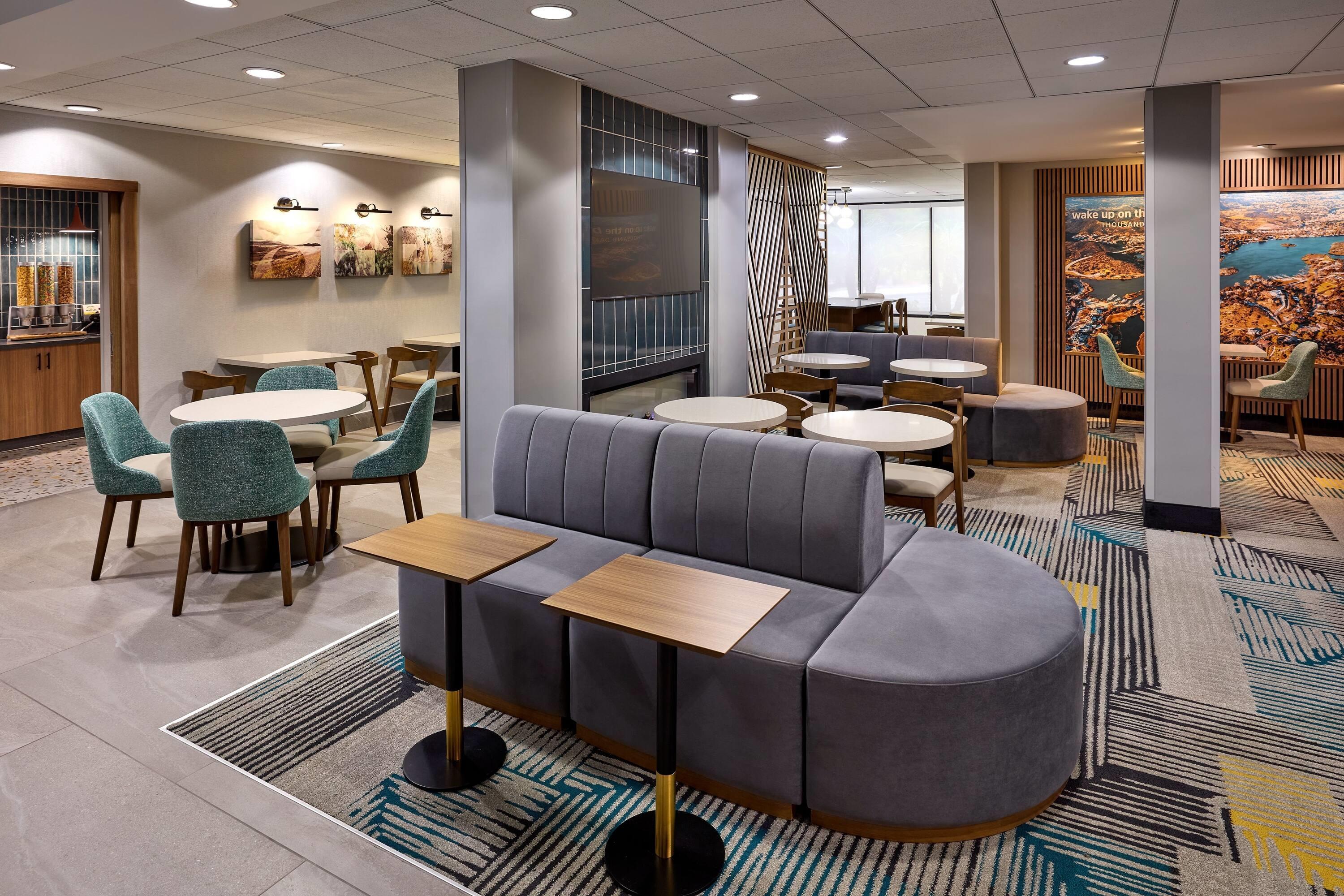 Lobby | La Quinta by Wyndham Thousand Oaks-Newbury Park