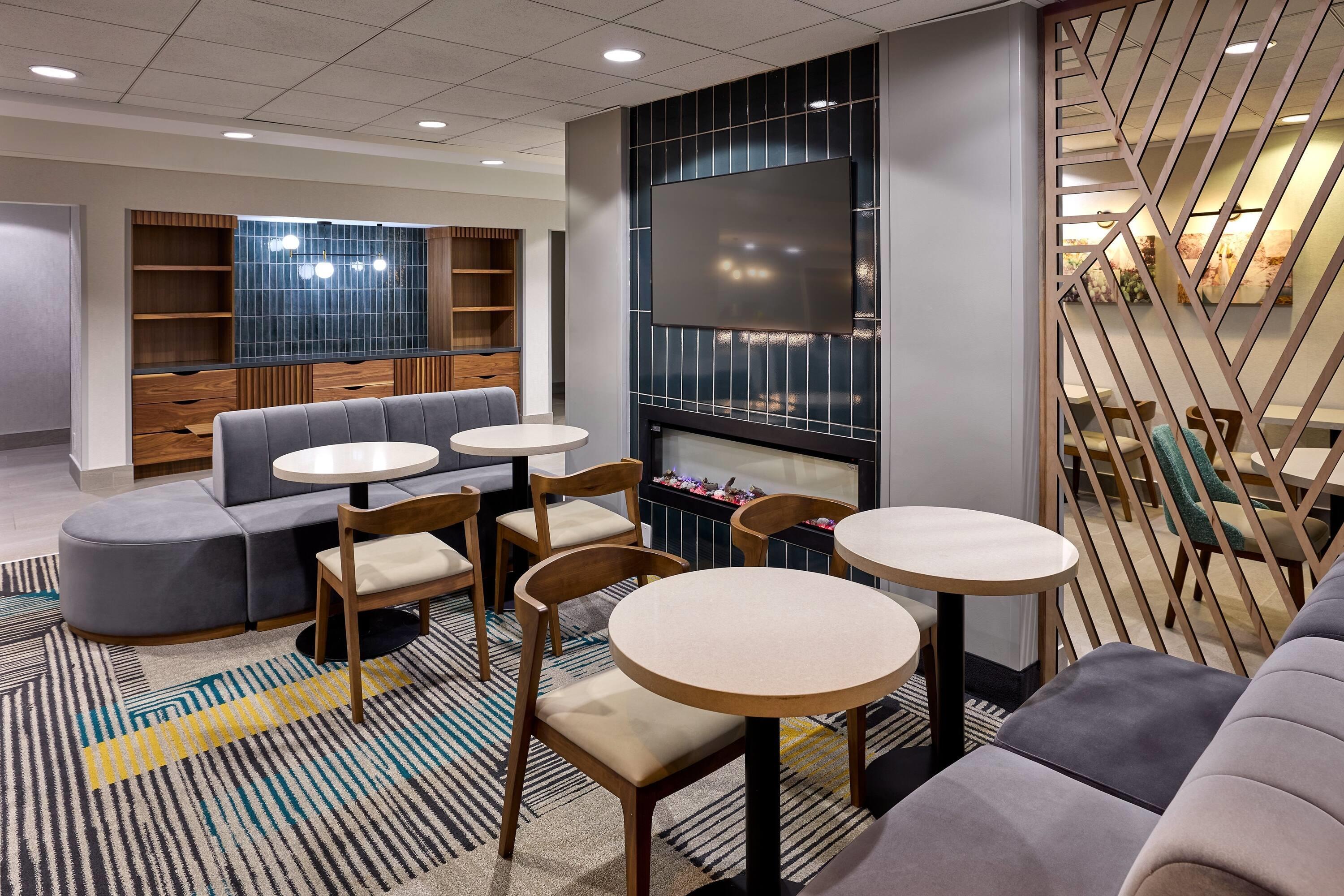 Lobby | La Quinta by Wyndham Thousand Oaks-Newbury Park