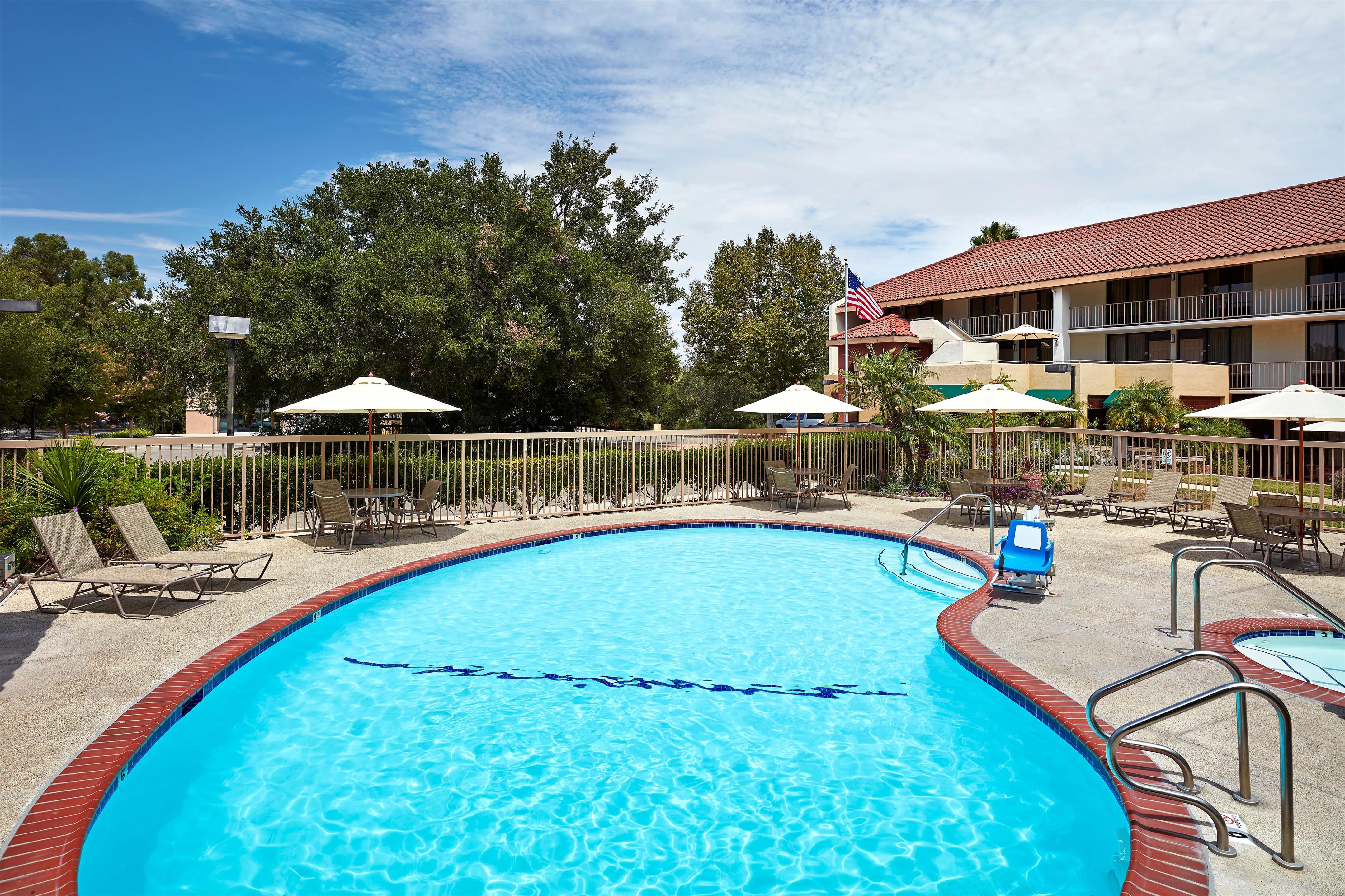 Pool | La Quinta Inn & Suites by Wyndham Thousand Oaks-Newbury Park