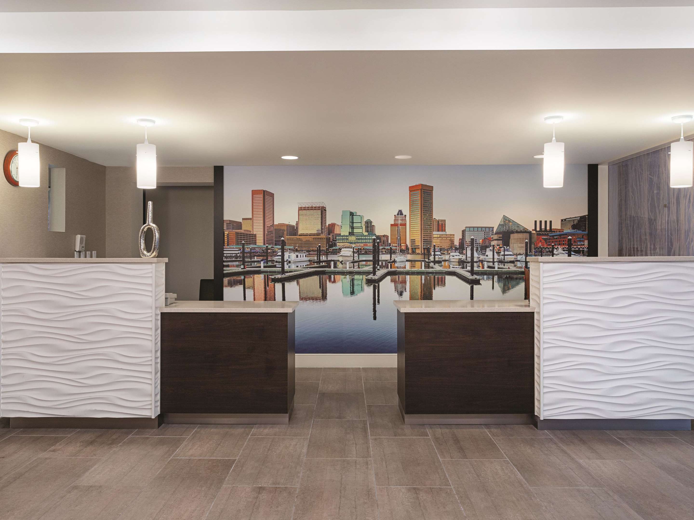 Lobby | La Quinta Inn & Suites by Wyndham Baltimore N / White Marsh