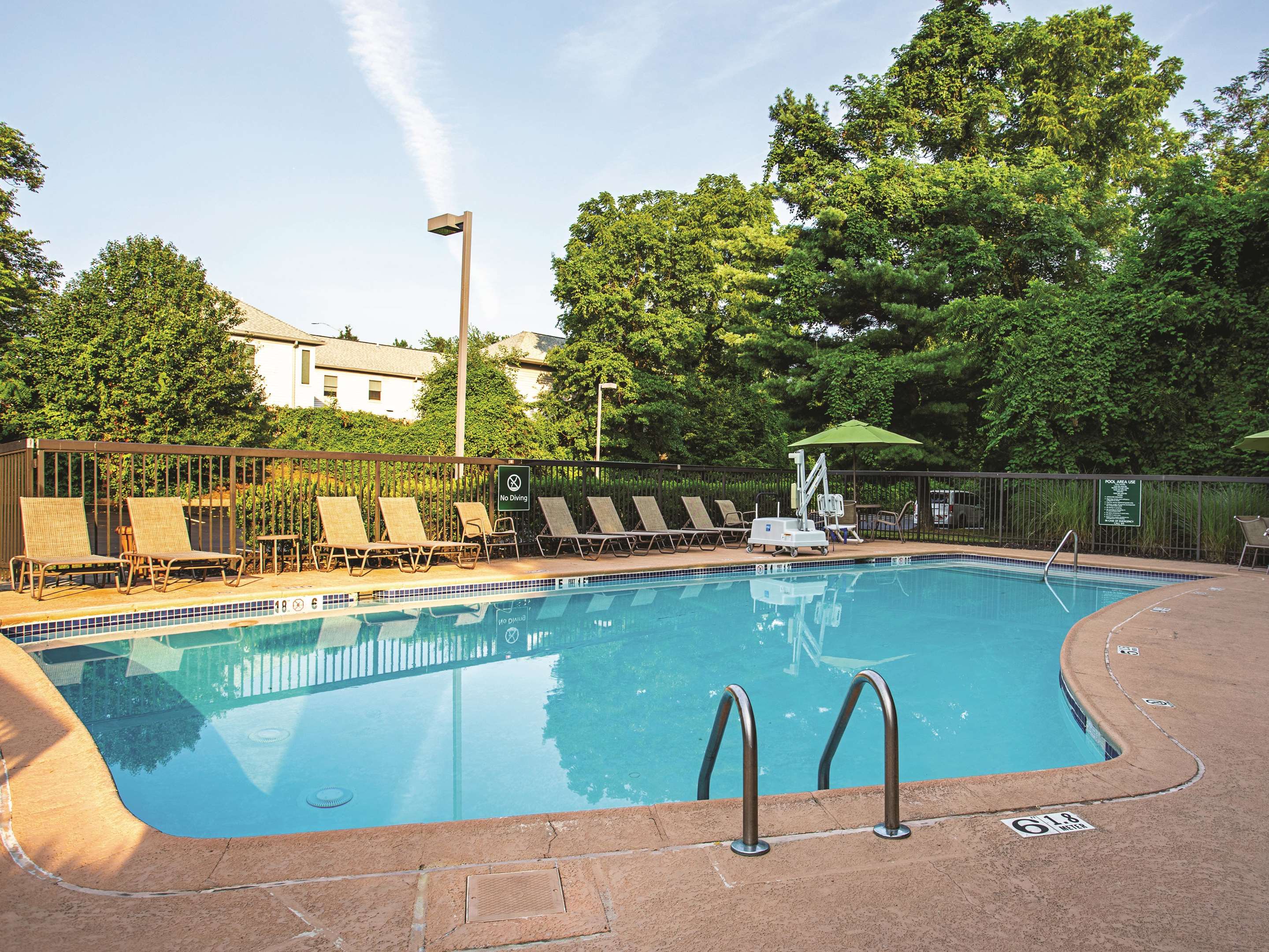 Pool | La Quinta Inn & Suites by Wyndham Baltimore N / White Marsh