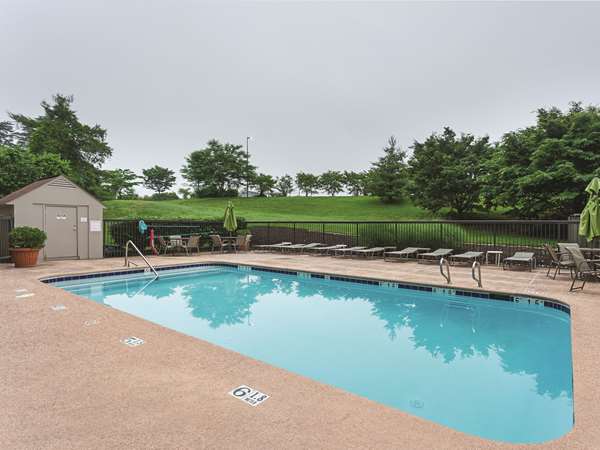 Pool - La Quinta Inn & Suites Airport Linthicum