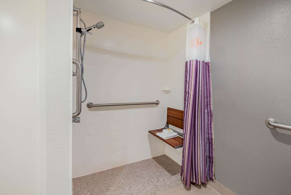 LA QUINTA INN STE BALTIMORE BWI AP-guestroom-Guest Room,Bathroom,On-Site.jpg