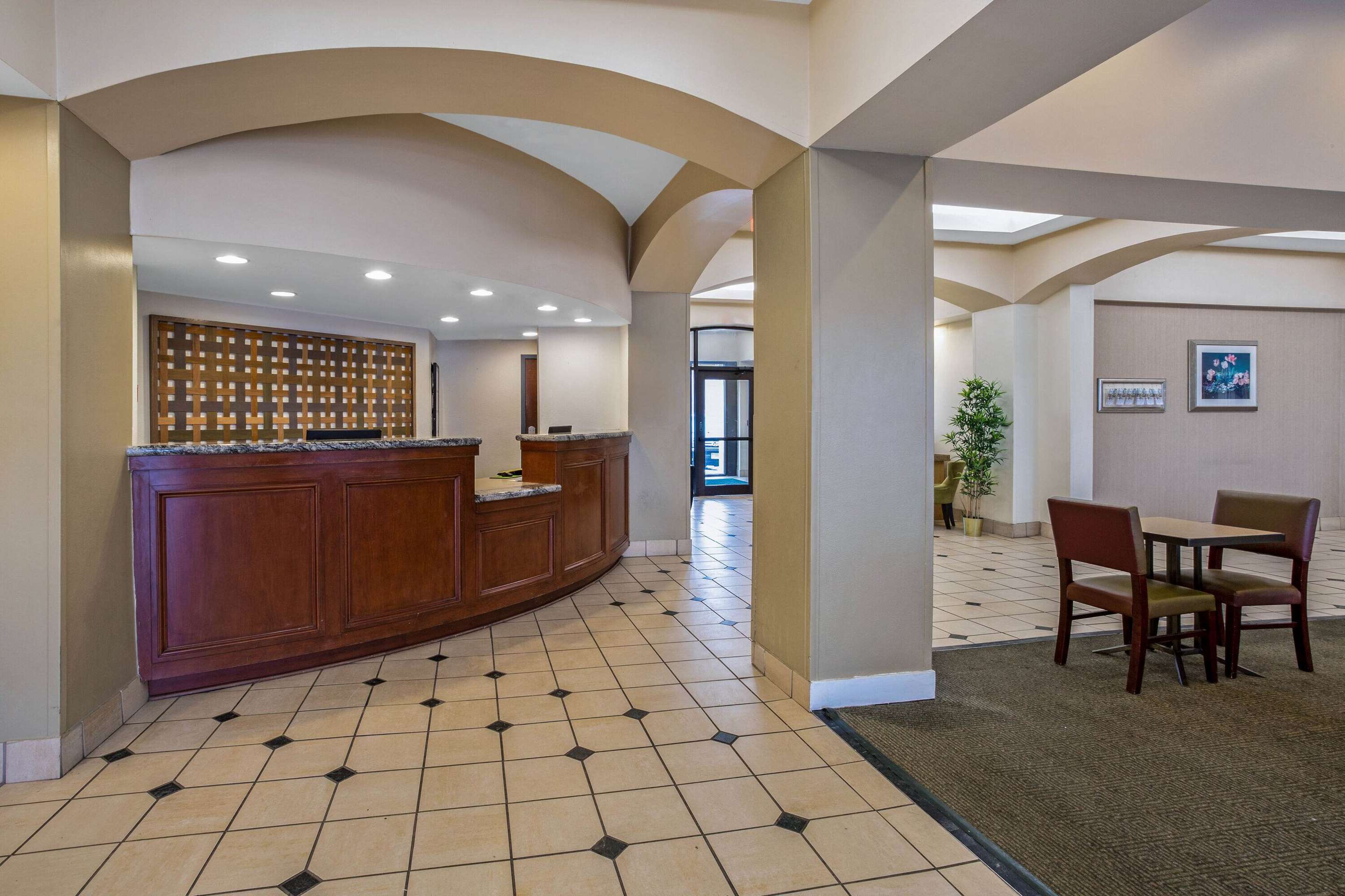 Lobby | La Quinta by Wyndham New Haven