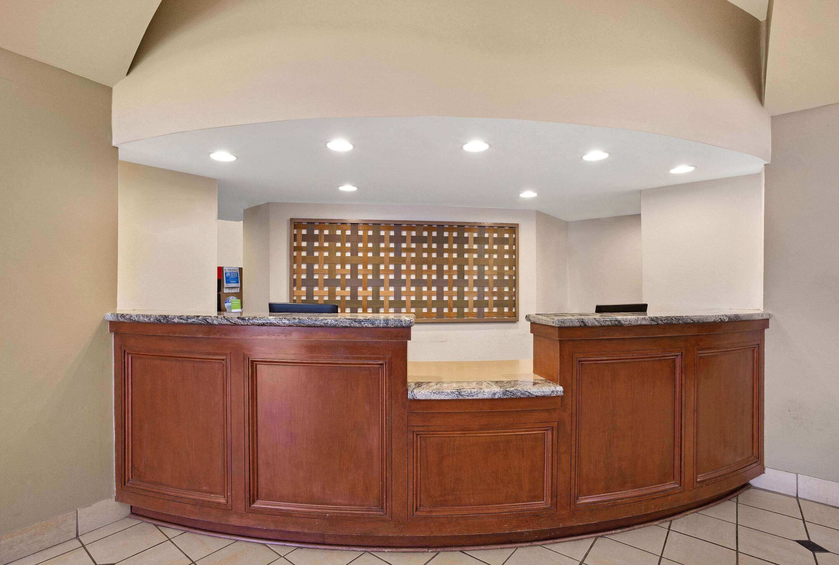 Lobby | La Quinta by Wyndham New Haven