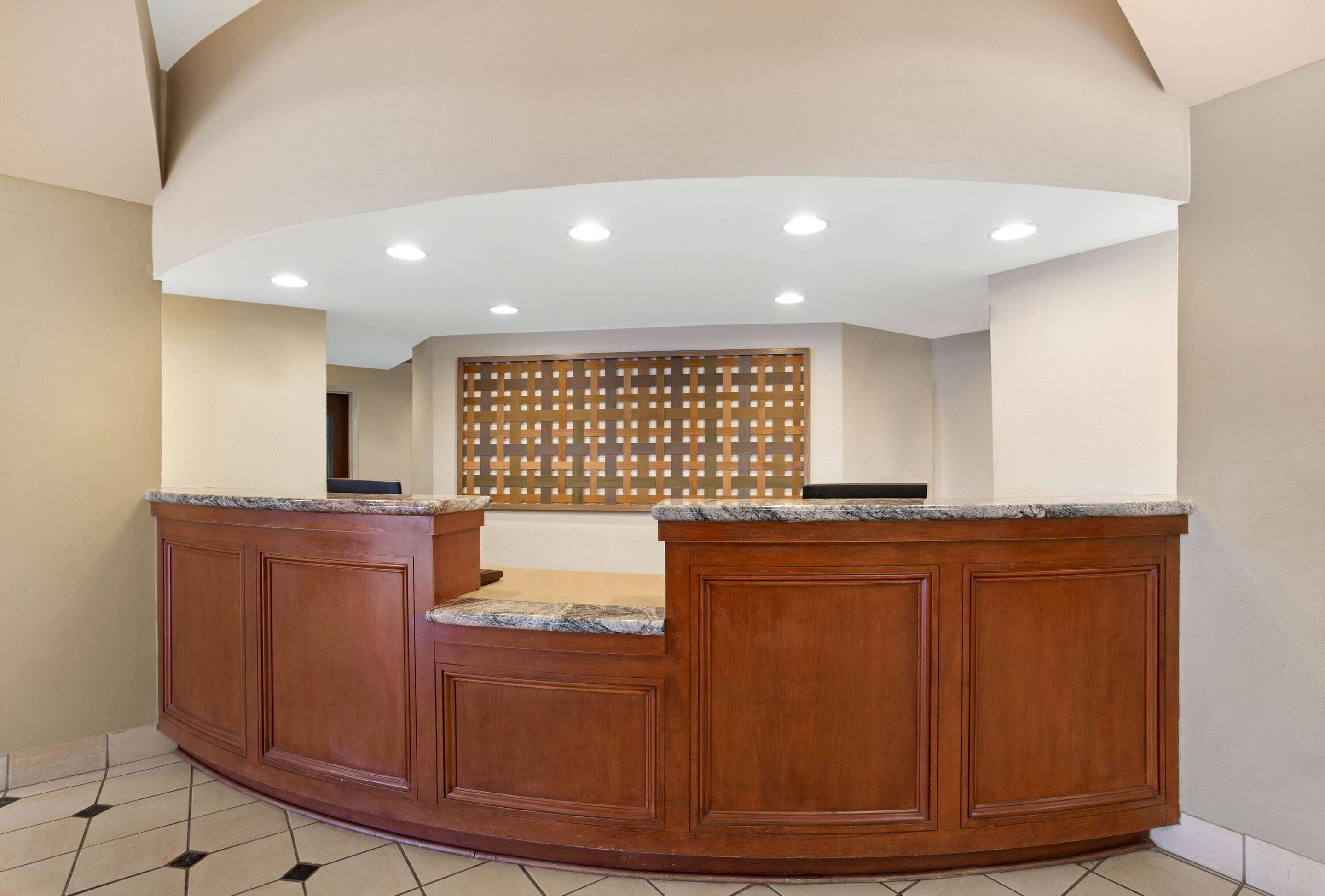 Lobby | La Quinta by Wyndham New Haven