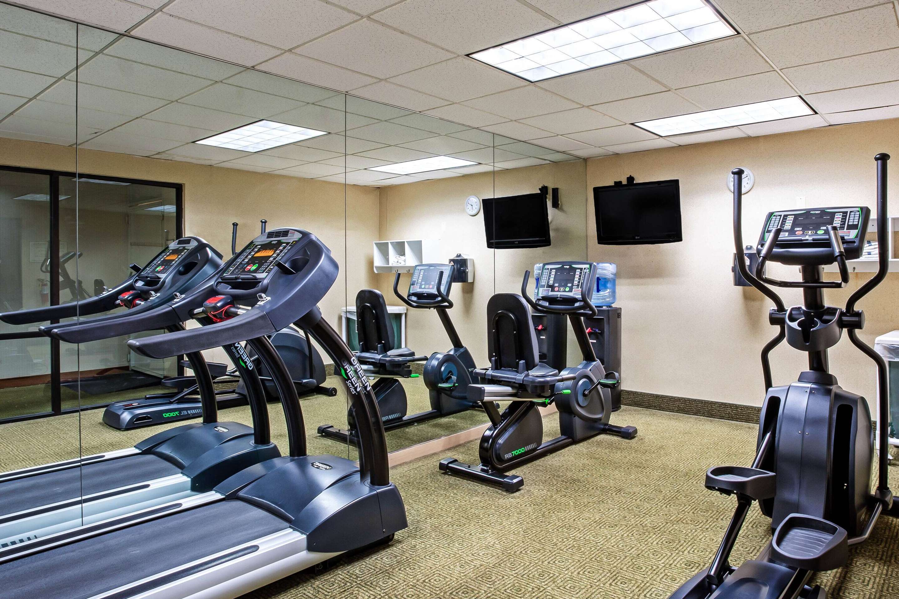 Health club fitness center gym | La Quinta by Wyndham Stamford / New York City
