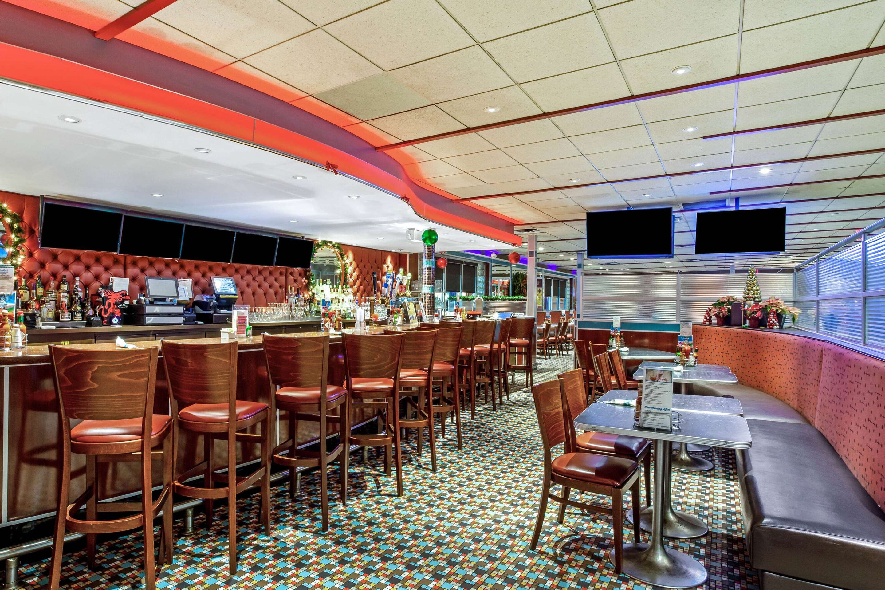 Restaurant | La Quinta by Wyndham Stamford / New York City