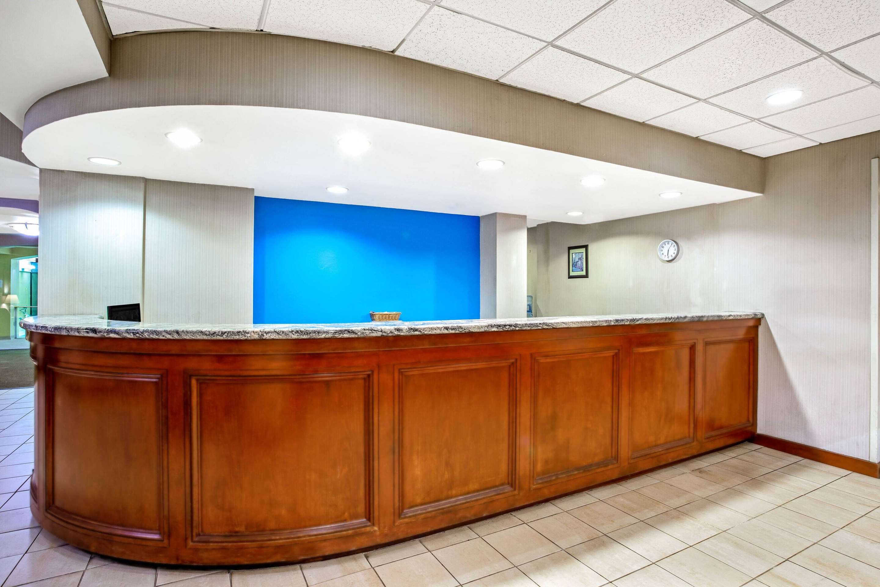 Lobby | La Quinta by Wyndham Stamford / New York City