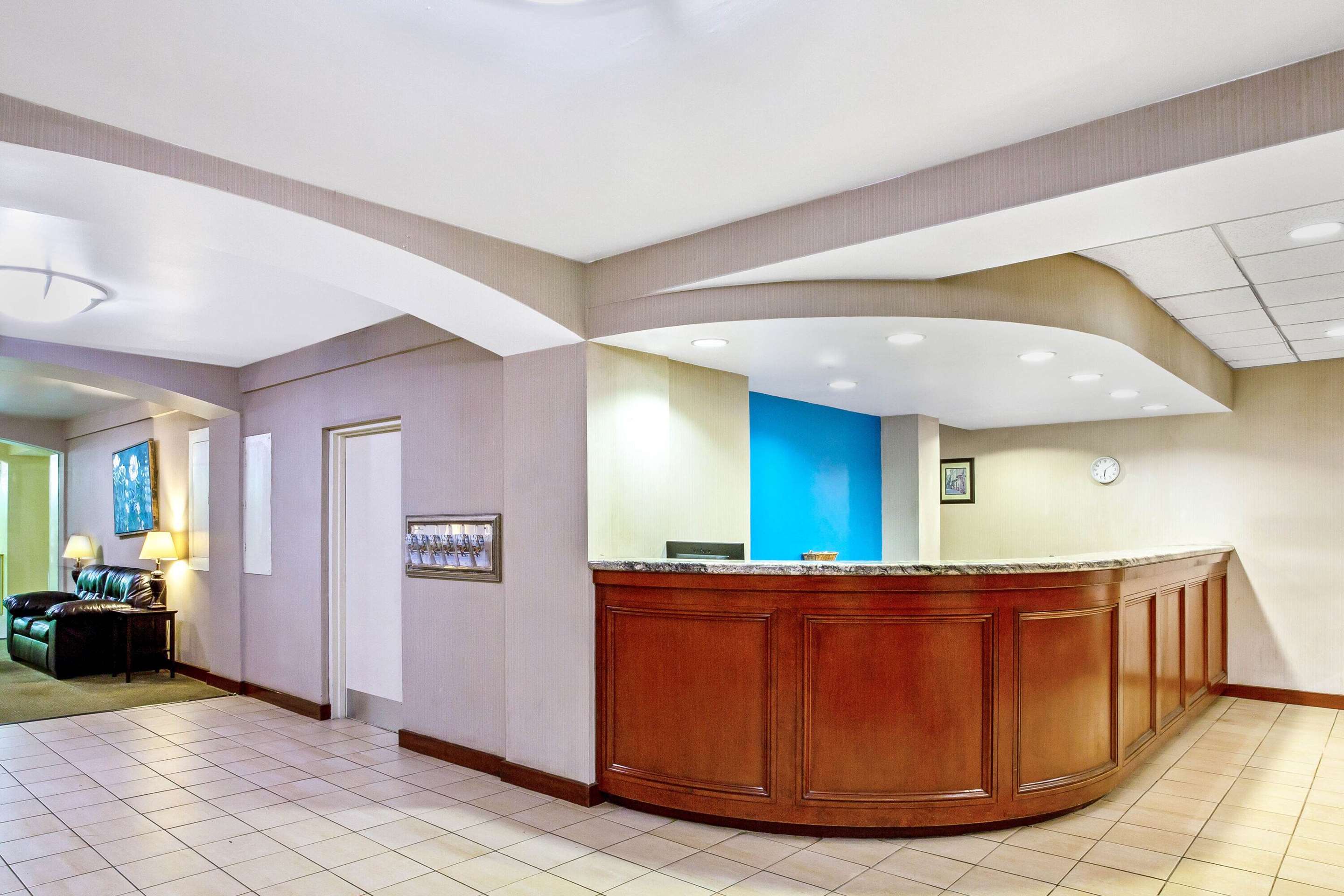 Lobby | La Quinta by Wyndham Stamford / New York City