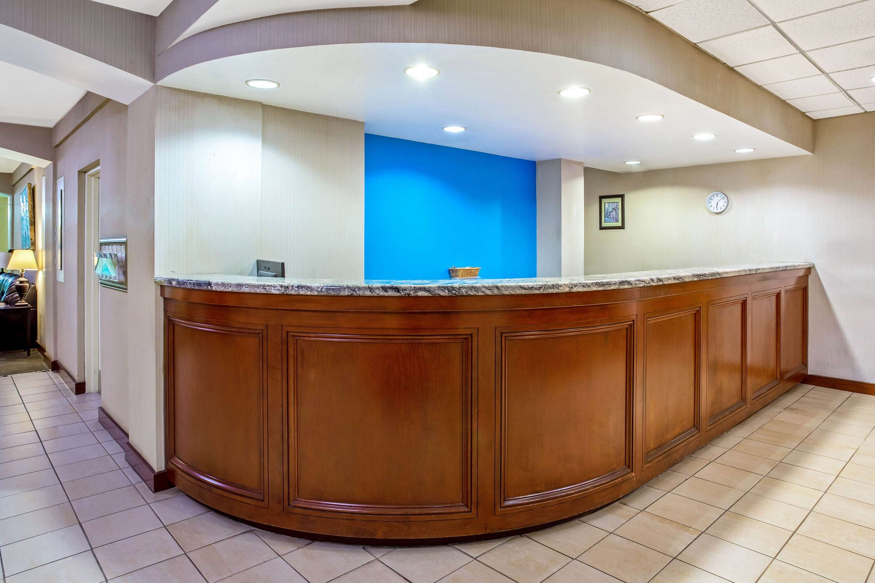 Lobby | La Quinta by Wyndham Stamford / New York City