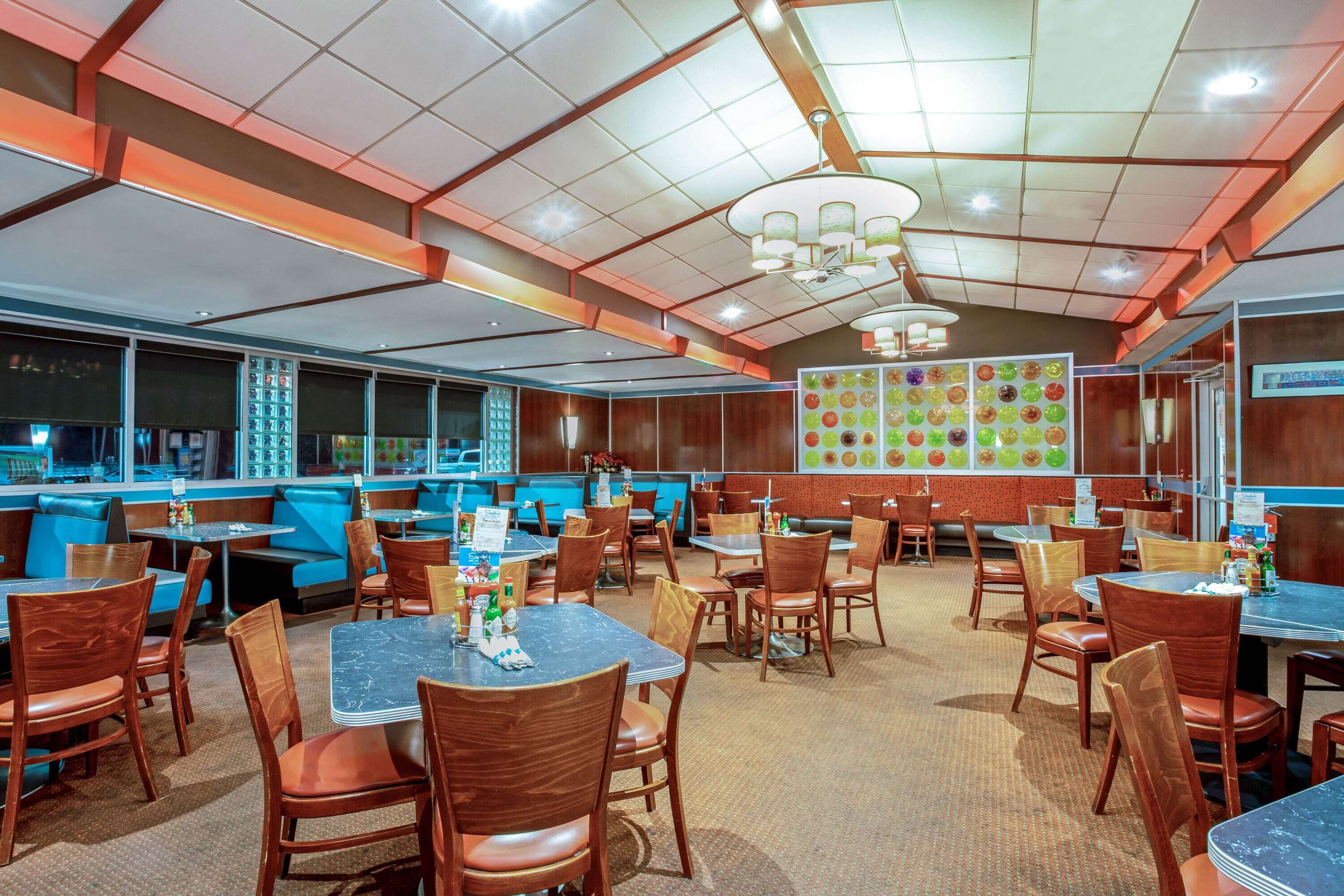 Restaurant | La Quinta by Wyndham Stamford / New York City