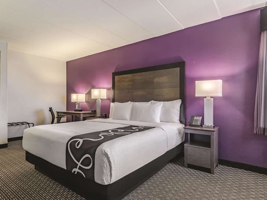 LA QUINTA INN STE WARWICK PVD AP-guestroom-Guest Room,Suite,On-Site.jpg