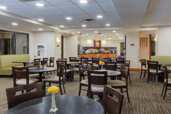 Amenities - La Quinta Inn & Suites Garden City