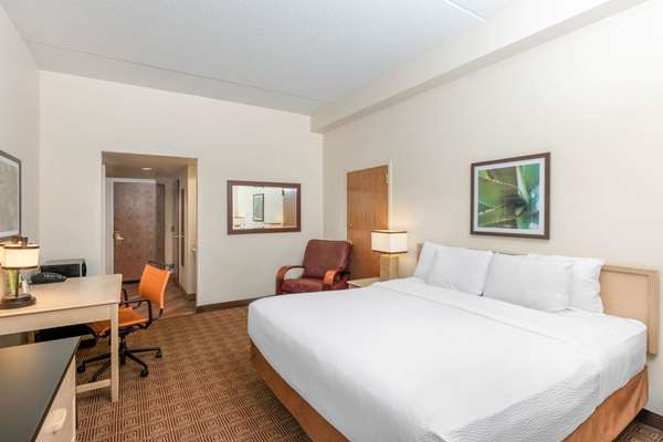  - La Quinta Inn & Suites Garden City