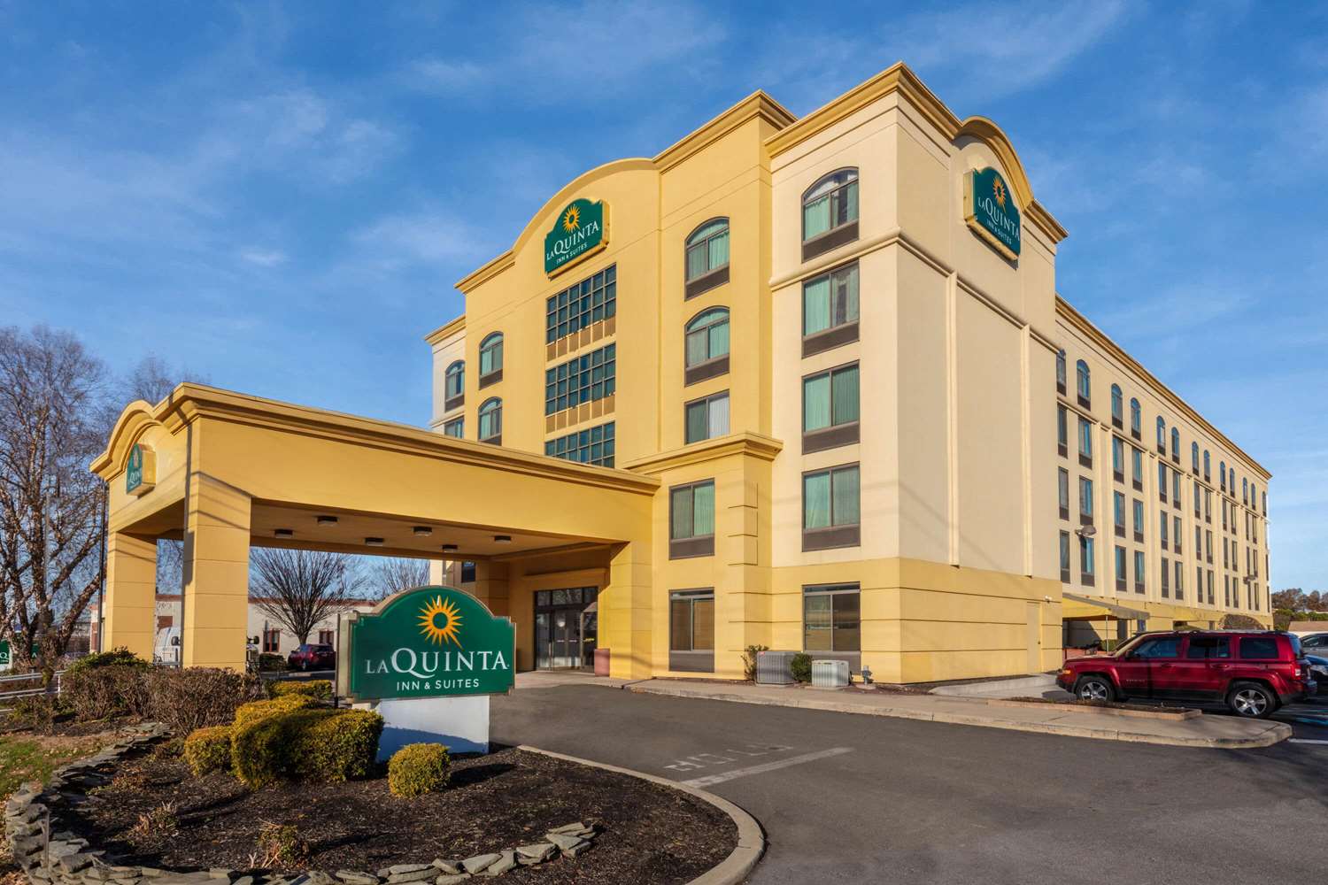 La Quinta Inn & Suites Garden City, NY See Discounts