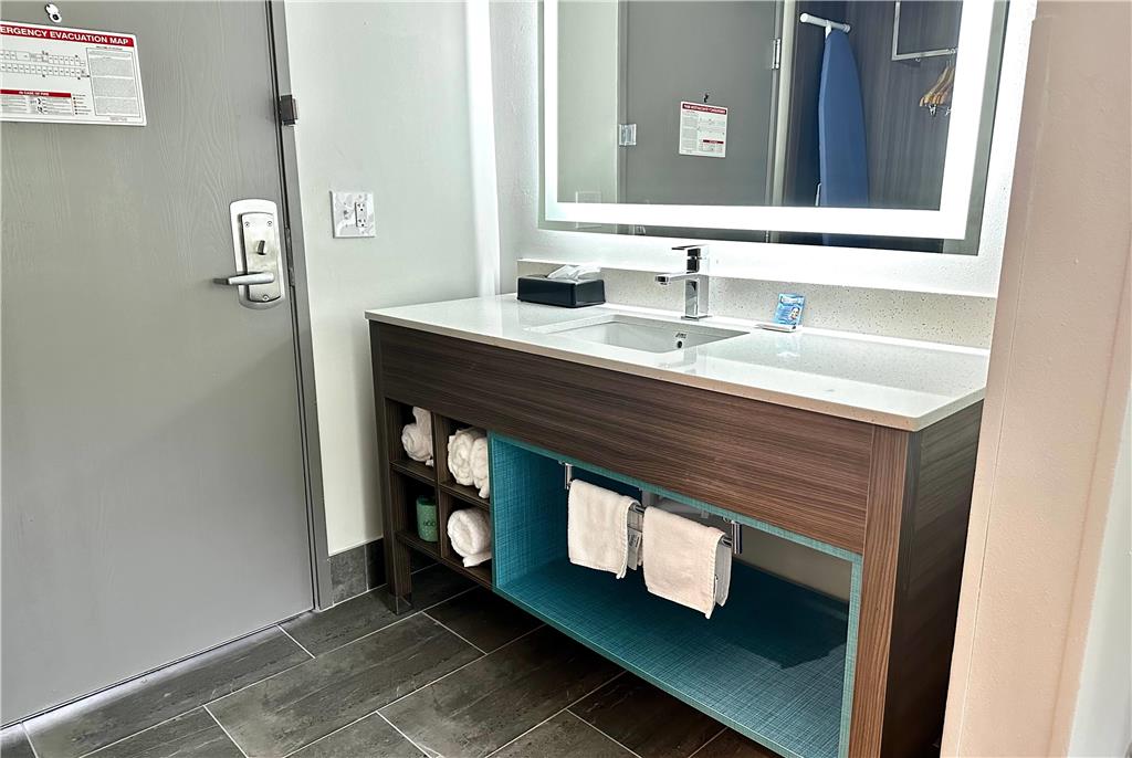 LA QUINTA INN STE ATLANTA ROSWELL-guestroom-Guest Room,Bathroom,On-Site.jpg