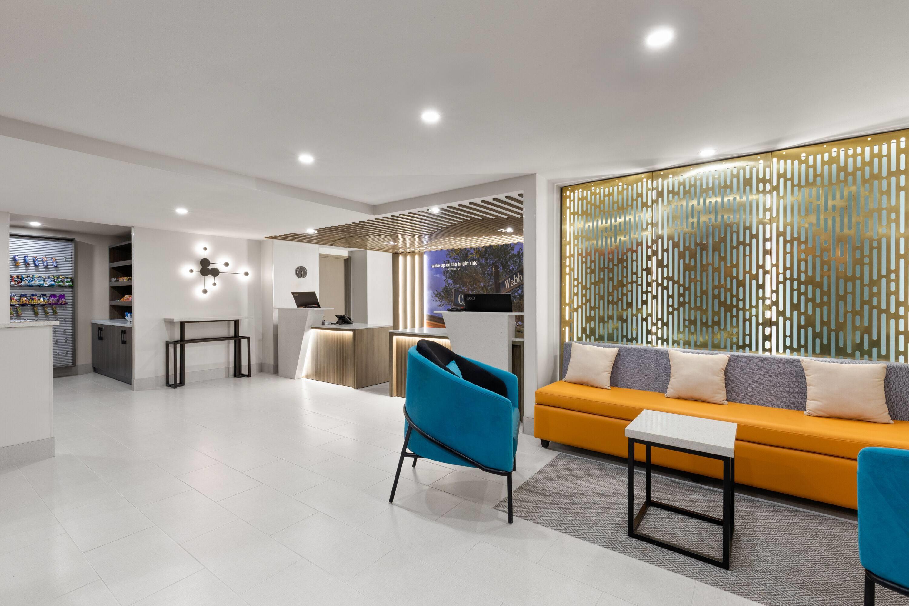 Lobby | La Quinta Inn & Suites by Wyndham Atlanta Roswell