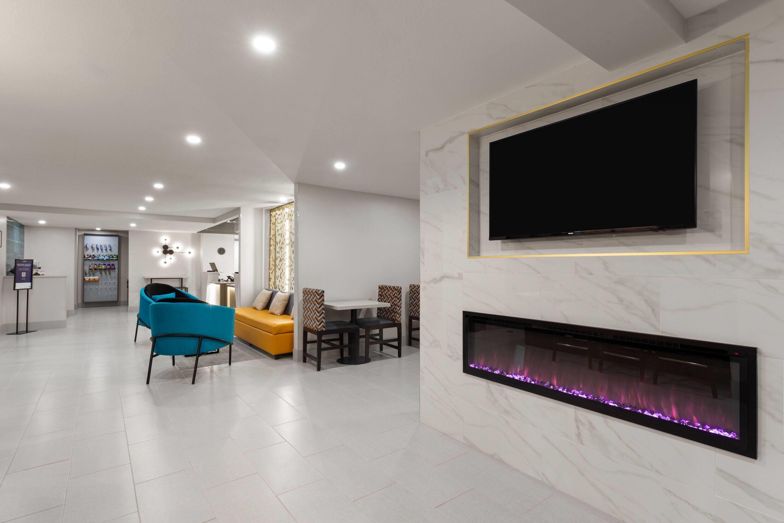 Lobby | La Quinta Inn & Suites by Wyndham Atlanta Roswell