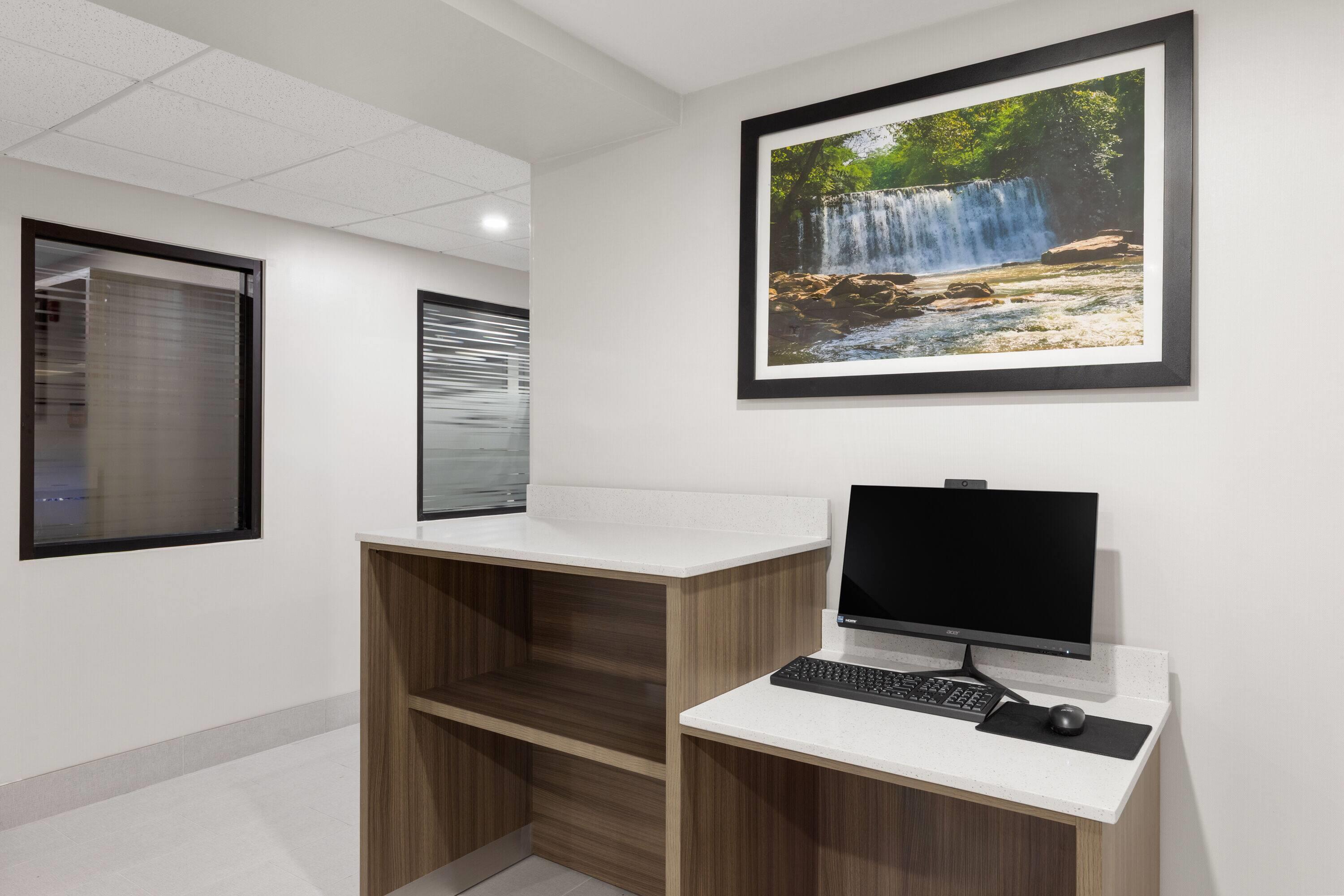 Business Center | La Quinta Inn & Suites by Wyndham Atlanta Roswell