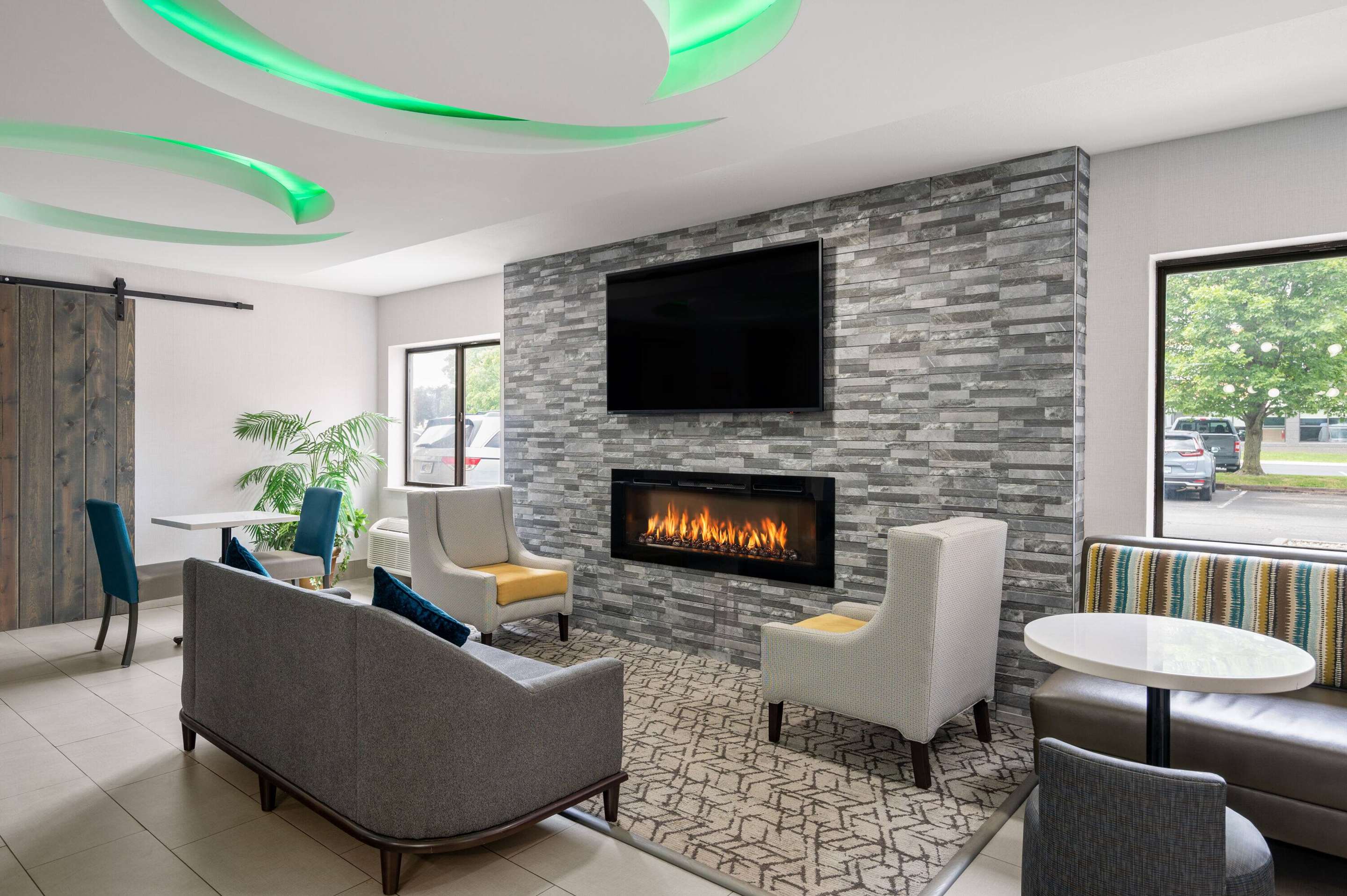 Lobby | La Quinta Inn by Wyndham Indianapolis Airport Executive Dr