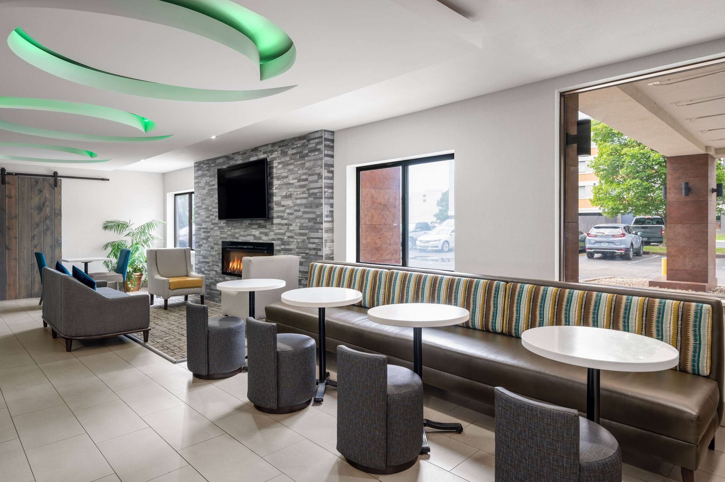 Lobby | La Quinta Inn by Wyndham Indianapolis Airport Executive Dr