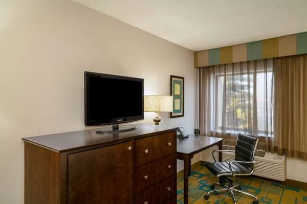  - La Quinta Inn & Suites Airport Nashville - I-40, Exit 216