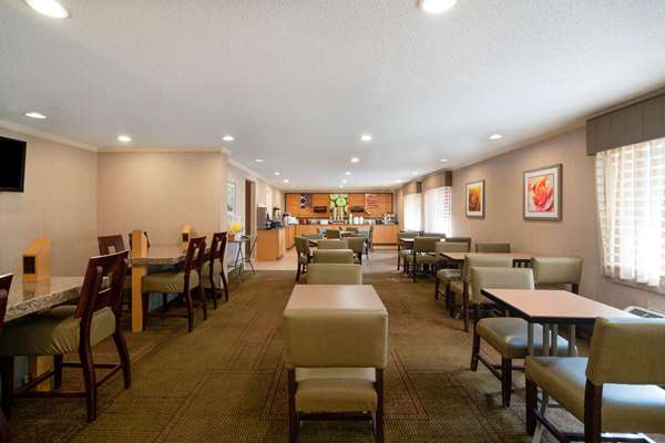  - La Quinta Inn & Suites Airport Nashville - I-40, Exit 216
