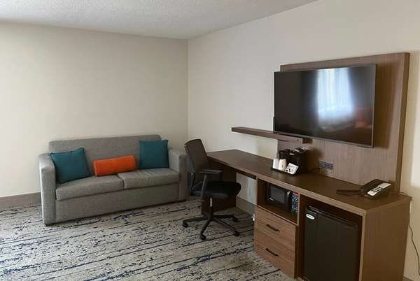 - La Quinta Inn & Suites Airport Nashville - I-40, Exit 216