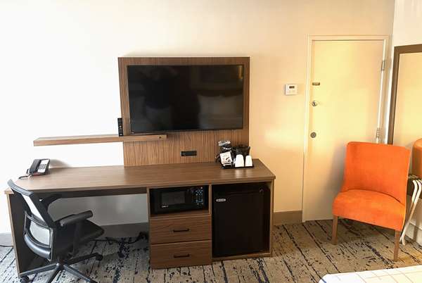  - La Quinta Inn & Suites Airport Nashville - I-40, Exit 216