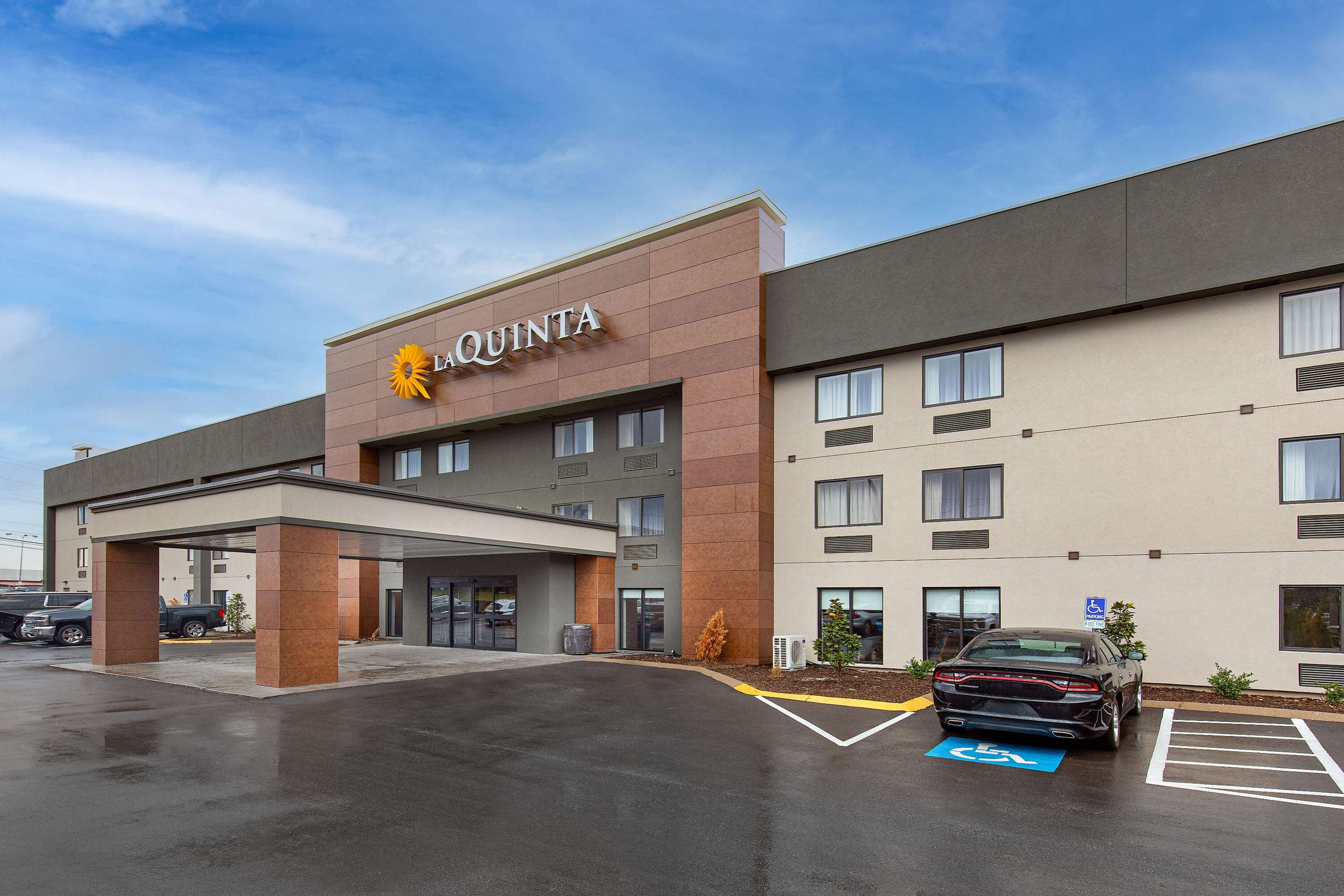 Exterior | La Quinta by Wyndham Nashville Airport