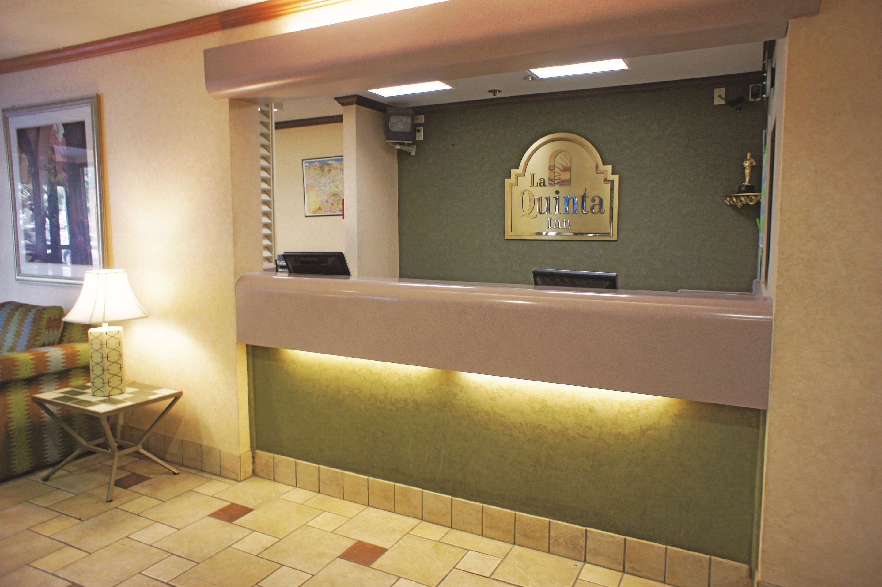 Lobby | La Quinta Inn & Suites by Wyndham El Paso West Bartlett