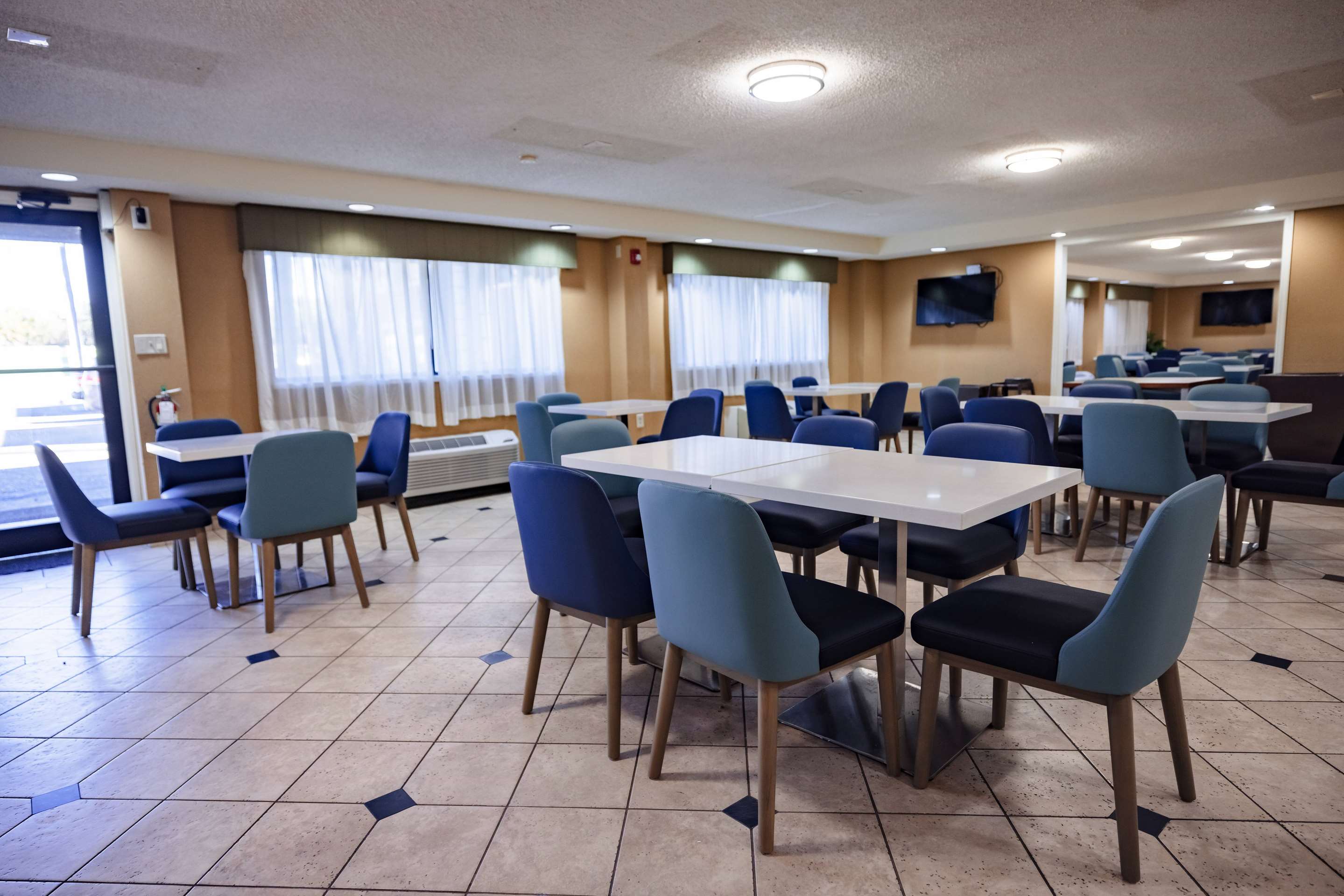 Breakfast Area | La Quinta Inn by Wyndham Tampa Near Busch Gardens