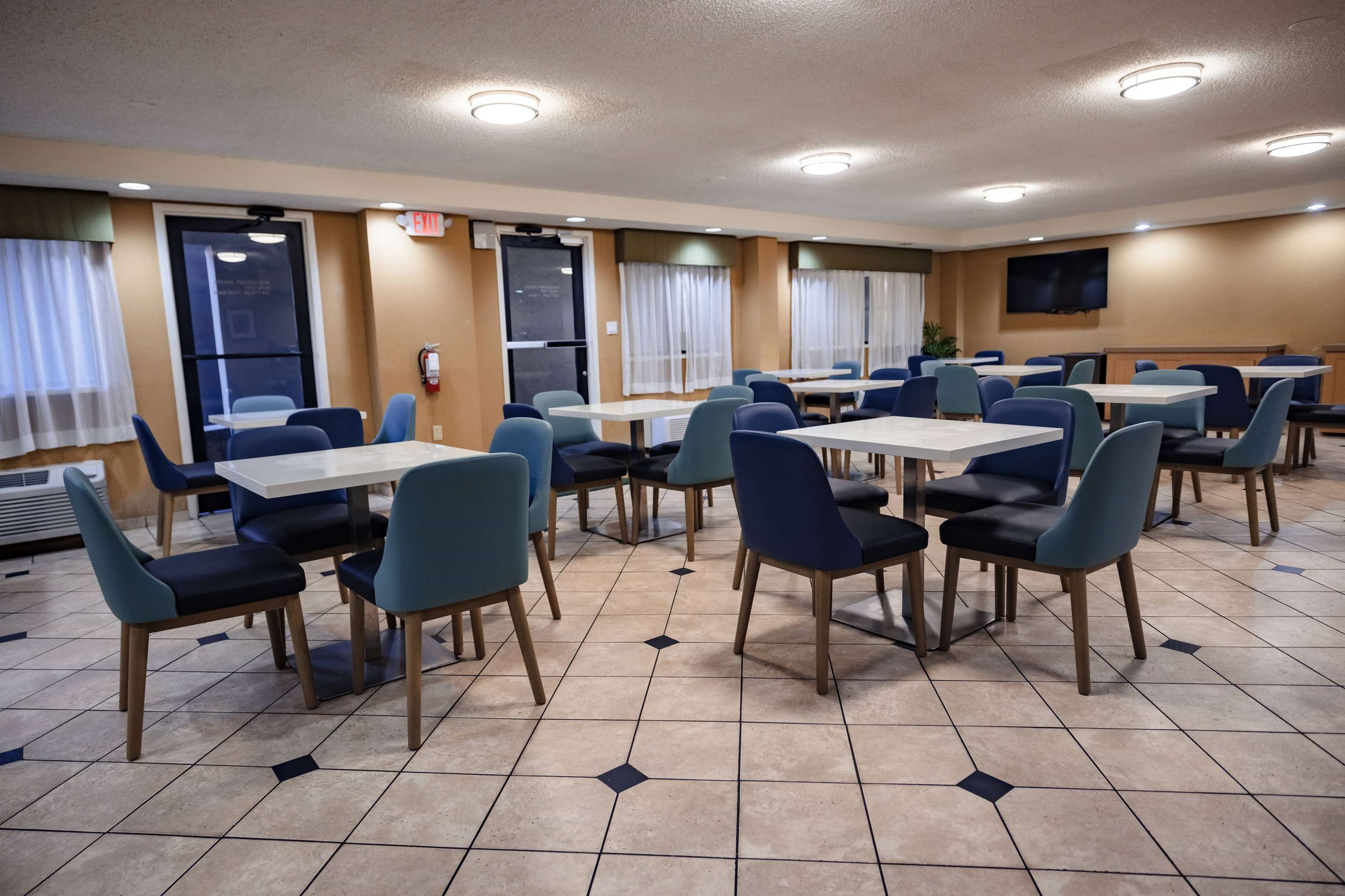 Breakfast Area | La Quinta Inn by Wyndham Tampa Near Busch Gardens