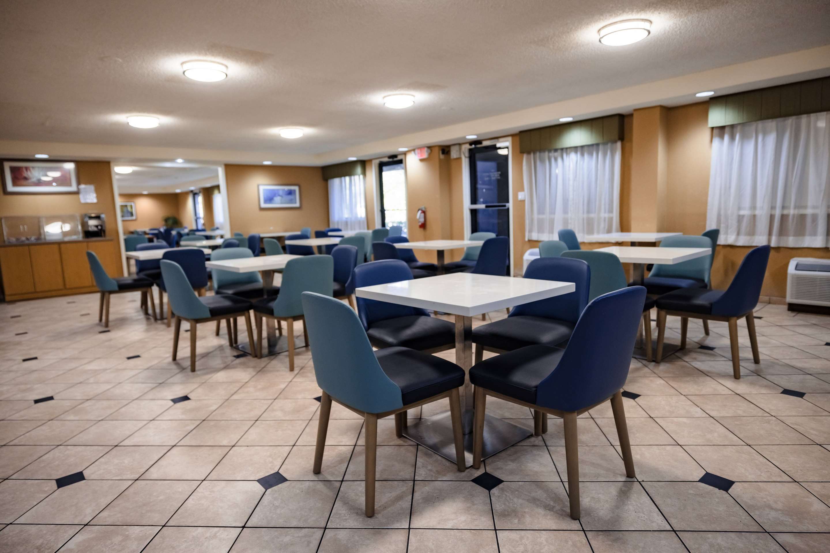 Breakfast Area | La Quinta Inn by Wyndham Tampa Near Busch Gardens