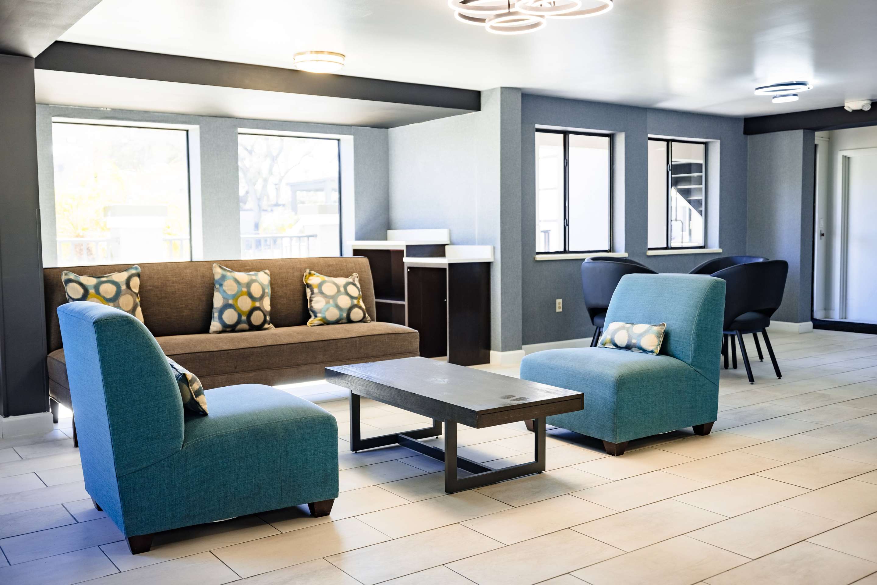Lobby | La Quinta Inn by Wyndham Tampa Near Busch Gardens