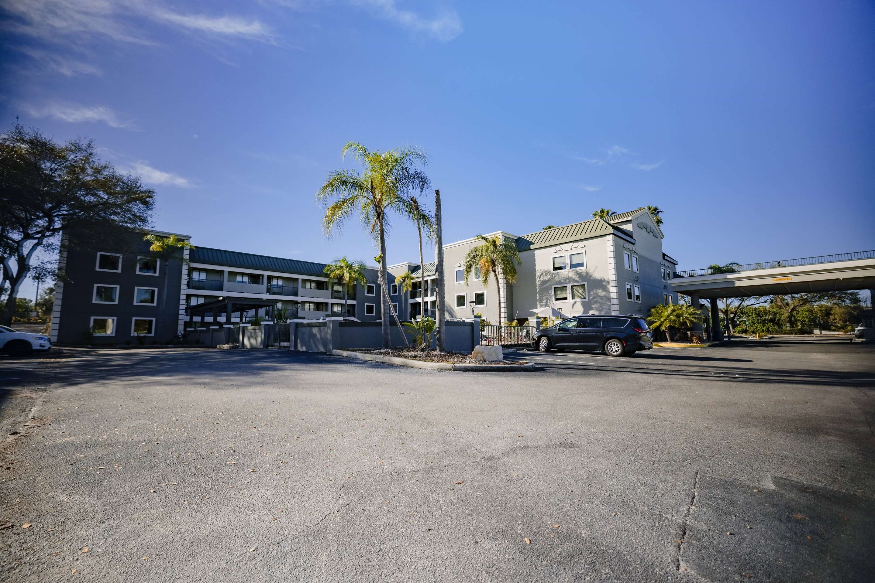 Exterior | La Quinta Inn by Wyndham Tampa Near Busch Gardens